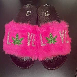 Pink Fur Slides 🍃